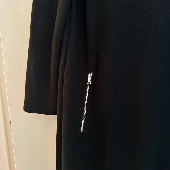 Small Gap Long Sleeve Black Dress with Zipper Pockets - Picture 3 of 4